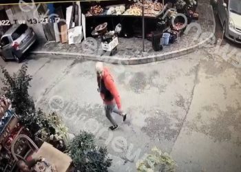 Duke dalë nga xhamia, publikohen pamjet e të riut që goditi Berishën me grusht (VIDEO)