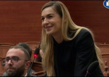 Nga “Përputhen” në Kuvend, Ori Nebiaj betohet si deputete e PD