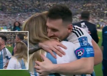 Emocionuese, Messi mes lotësh përqafohet me nënën e tij (VIDEO)