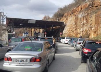 Po vijnë emigrantët për festa, fluks në Kapshticë