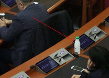 Deputetët i merr etja, shishe me dhallë në sallën e Kuvendit