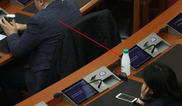 Deputetët i merr etja, shishe me dhallë në sallën e Kuvendit