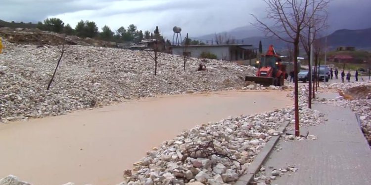 Moti i keq në Gjirokastër, probleme nga përroi i Çullos dhe nga Sopoti, pa drita në disa zona
