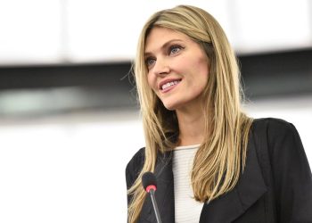 Tronditet Parlamenti Europian nga korrupsioni: Eurodeputetes greke iu gjetën 600,000 euro, pranga dhe partnerit të saj