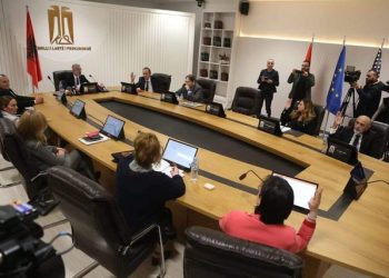 Nuk është pak të mërzisësh njëkohësisht “Rilindjen” dhe “Foltoren”