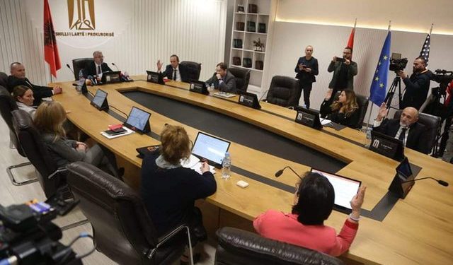 Nuk është pak të mërzisësh njëkohësisht “Rilindjen” dhe “Foltoren”