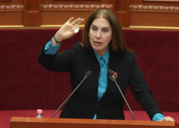 Tarifa në Divjakë, Kumbaro injoron deputeten e PD-së, i lë “bakshish” 50 lekë në foltore (VIDEO)