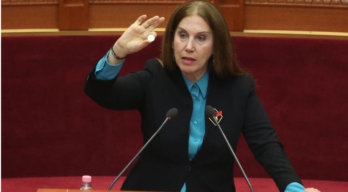 Tarifa në Divjakë, Kumbaro injoron deputeten e PD-së, i lë “bakshish” 50 lekë në foltore (VIDEO)