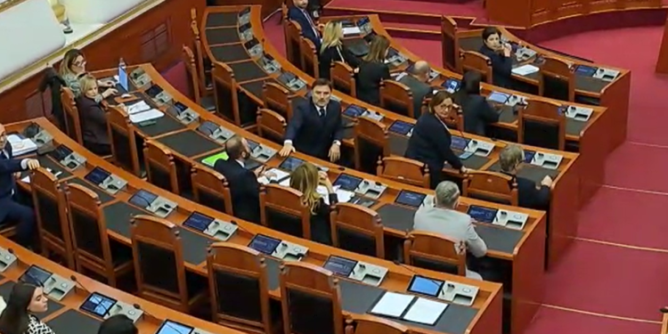 “Legen, falsifikator, shërbëtor i Ramës…” sherr mes deputetëve të PD në Kuvend