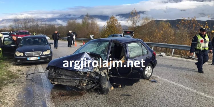 Aksident në Gjirokastër, plagosen dy të rinj (Pamjet)