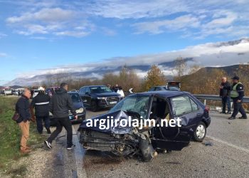 Aksident në Gjirokastër, plagosen dy të rinj (Pamjet)