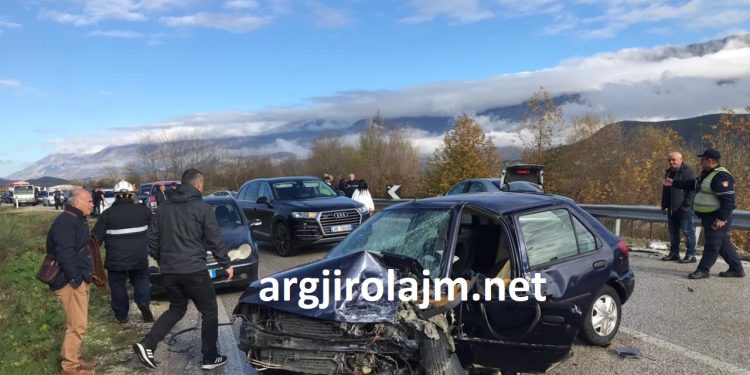 Aksident në Gjirokastër, plagosen dy të rinj (Pamjet)