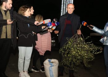 Deputeti i PD shkon në Kuvend me një thes me ullinj (VIDEO)