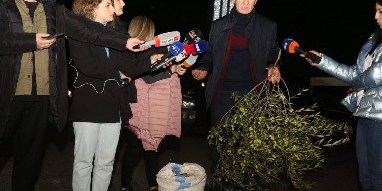 Deputeti i PD shkon në Kuvend me një thes me ullinj (VIDEO)