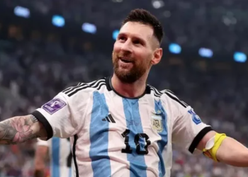 “Mos harroni të fshini këmbët”, gjesti i turpshëm kundër Messi-t bëhet viral (FOTO)