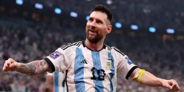 “Mos harroni të fshini këmbët”, gjesti i turpshëm kundër Messi-t bëhet viral (FOTO)