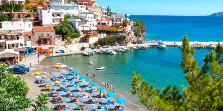 Ngjitej në dhomat e hoteleve ku qëndronin gra dhe merrte ç’të gjente, arrestohet “skifteri” shqiptar në Greqi