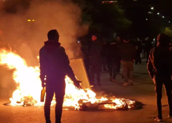 Zemërim në Greqi, shpërthejnë protestat pasi policia qëlloi me armë të riun që iku nga pika e karburantit pa paguar faturën