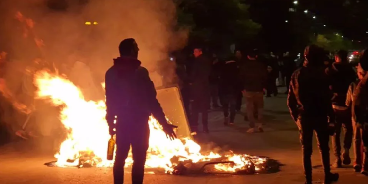 Zemërim në Greqi, shpërthejnë protestat pasi policia qëlloi me armë të riun që iku nga pika e karburantit pa paguar faturën