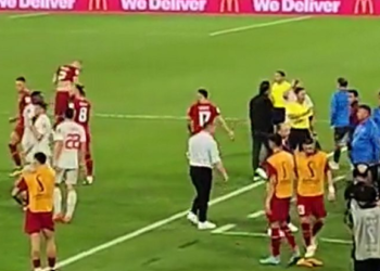 “Vritni, vritni shqiptarët” – serbët me thirrje shoviniste në stadium (VIDEO)