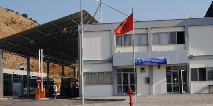 Pa patentë dhe nën moshë, kapet 16-vjeçari nga Saranda duke tentuar të trafikonte klandestinë