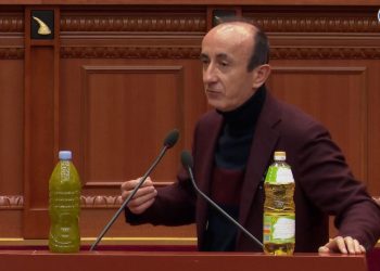 Deputeti me shishe vaji në Kuvend: Fshatarët po heqin të zinjtë e ullirit, vaji luledielli shitet me shtrenjtë se vaji i ullirit (FOTO)