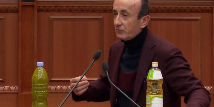 Deputeti me shishe vaji në Kuvend: Fshatarët po heqin të zinjtë e ullirit, vaji luledielli shitet me shtrenjtë se vaji i ullirit (FOTO)
