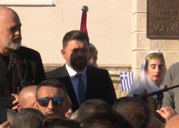 Mitsotakis mbërrin me helikopter në Dervican, Rama: Ju premtova dhe ua solla