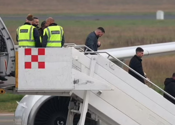 Ikën me gomone, vijnë me avion. Britania kthen mbrapsht 40 shqiptarë