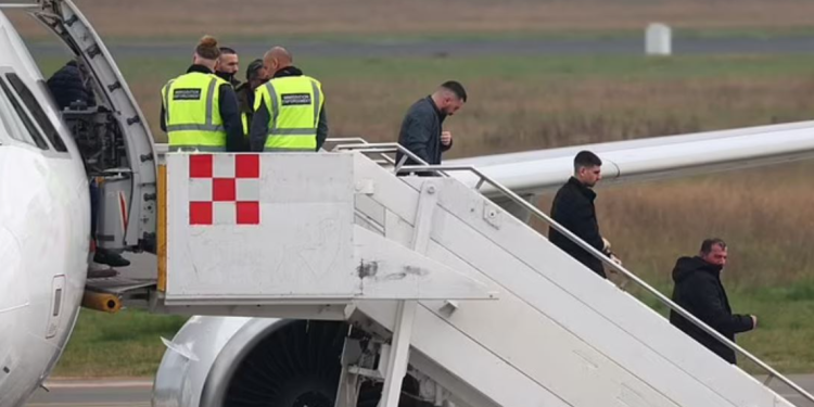 Ikën me gomone, vijnë me avion. Britania kthen mbrapsht 40 shqiptarë