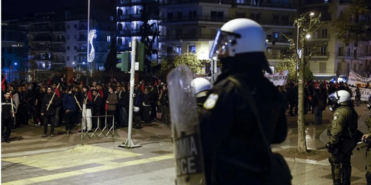 Vrasja e 16-vjeçarit pasi nuk pagoi paratë e karburantit, vijojnë protestat në Athinë e Selanik