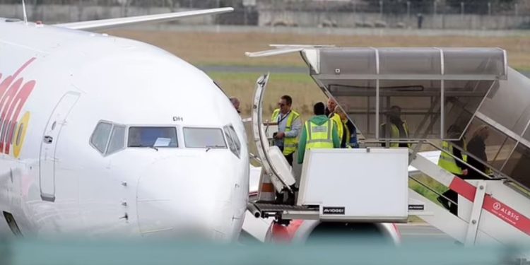 Britania pritet të kthejë 50 të burgosur shqiptarë