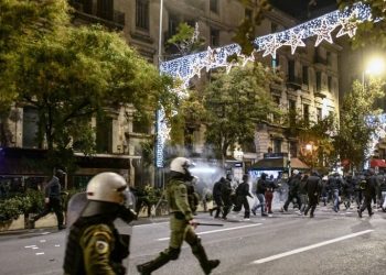 Athina në flakë, protesta të ashpra pas vrasjes nga policia të 16-vjeçarit (VIDEO)