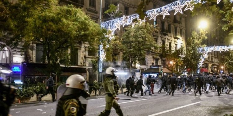 Athina në flakë, protesta të ashpra pas vrasjes nga policia të 16-vjeçarit (VIDEO)
