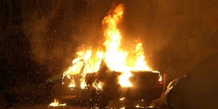 Digjet makina e diplomates italiane në Athinë