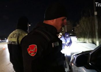 Sherr mes policëve, efektivi i “Shqiponjave” godet me grusht policin e qarkullimit