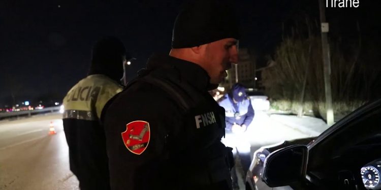 Sherr mes policëve, efektivi i “Shqiponjave” godet me grusht policin e qarkullimit