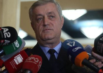 Policët rrihen me grushte me njëri-tjetrin/ Rrumbullaku i “nxjerr” jashtë komisariatit