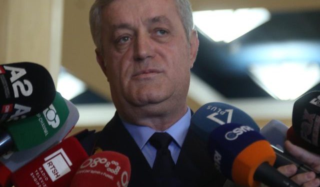 Policët rrihen me grushte me njëri-tjetrin/ Rrumbullaku i “nxjerr” jashtë komisariatit