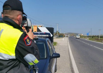 I kërkoi lekë qytetarit për të mos i vënë gjobë, përjashtohet polici i Rrugores