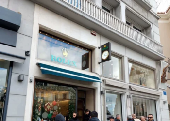 “Nami” në Athinë, 4 persona vjedhin 18 ora Rolex nën kërcënimin e armëve