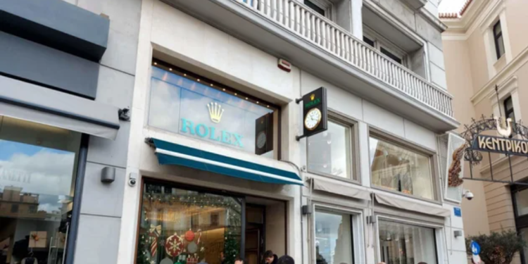 “Nami” në Athinë, 4 persona vjedhin 18 ora Rolex nën kërcënimin e armëve