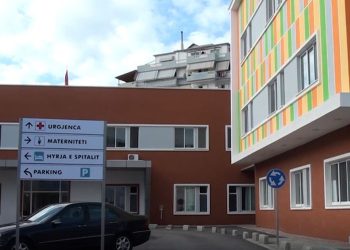 Sarandë, roja i spitalit goditet me sende të forta, në kërkim autori