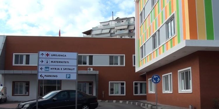 Sarandë, roja i spitalit goditet me sende të forta, në kërkim autori