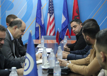 OSBE njeh Berishën në krye të PD-së? Ambasadori i ri takon përfaqësuesit e “Foltores” në Gjirokastër (FOTO)