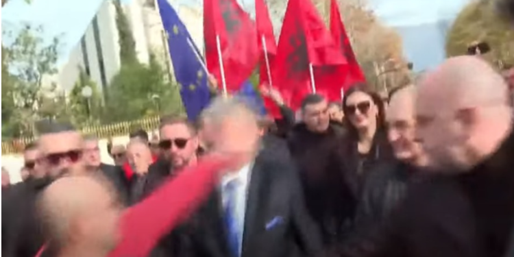 LAJMI FUNDIT/ Goditet me grusht Sali Berisha