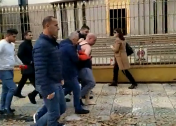 “Kush të ka fut, fol kush të ka fut…”, truprojat e Berishës pyesin të riun që e goditi me grusht (VIDEO)