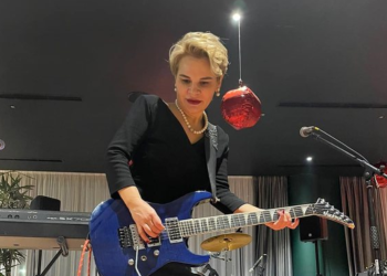 Monika Kryemadhi me kitarë në dorë: Shijojeni jetën dhe jini të lumtur si unë