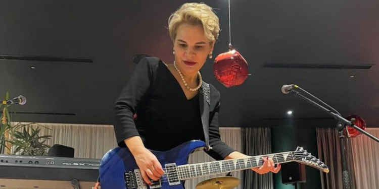 Monika Kryemadhi me kitarë në dorë: Shijojeni jetën dhe jini të lumtur si unë