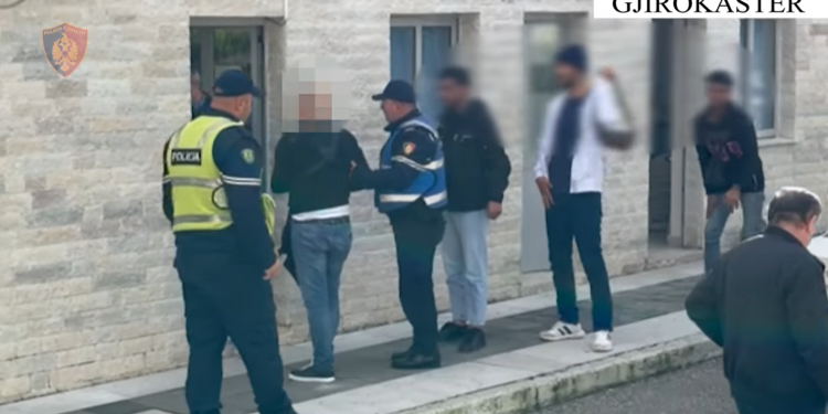 Trafiku i klandestinëve, 45-vjeçari arrestohet në aksin Gjirokastër-Tepelenë (VIDEO)